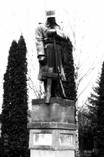 soche v Pezinku použil Rigele aj na pomníku v Devínskej Novej Vsi (1920).