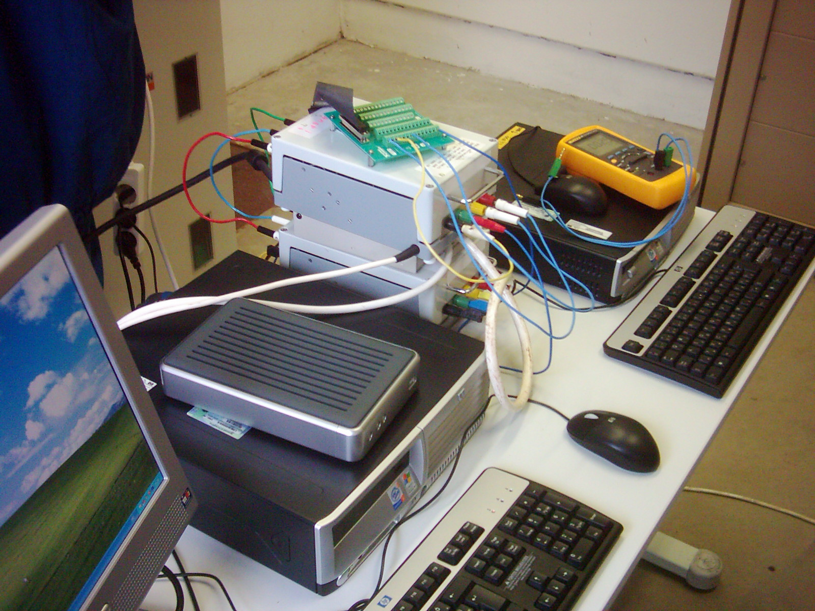 2. ábra Hagyományos mérőrendszer az Elektrotechnikai-Elektronikai Tanszéken A dolgozatban bemutatott kutatási munka azzal a céllal indult a Miskolci Egyetem Elektrotechnikai- Elektronikai Tanszékén