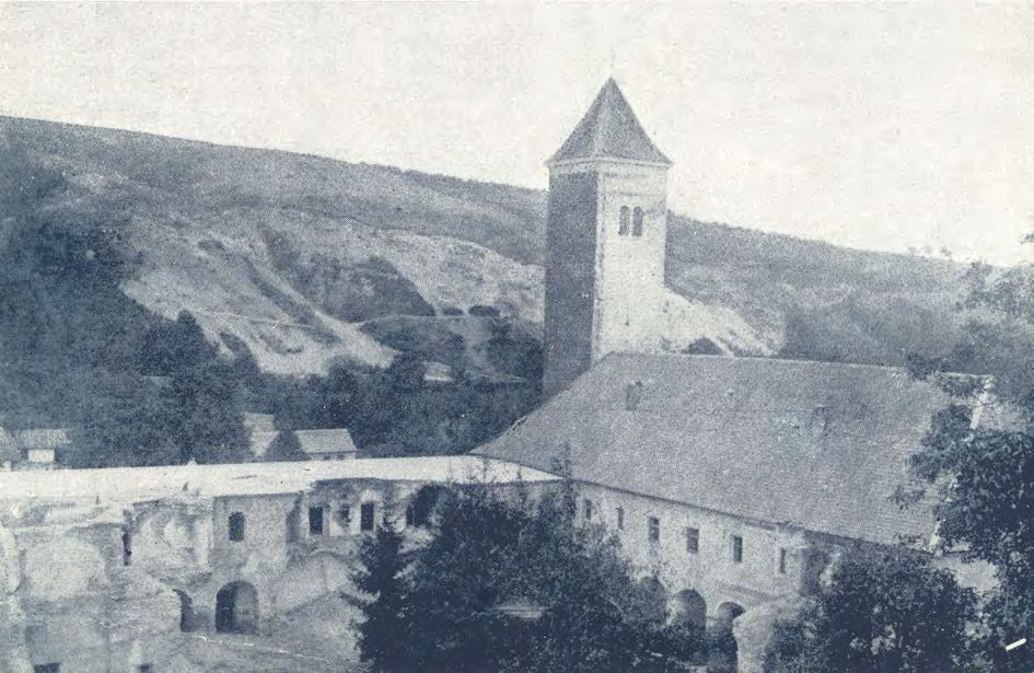 POGLED S ISTOKA NA ZVONIK, CRKVU, ISTOČNO KRILO SAMOSTANA I ŽUPNI DVOR, RAZGLEDNICA, OKO 1920. G.