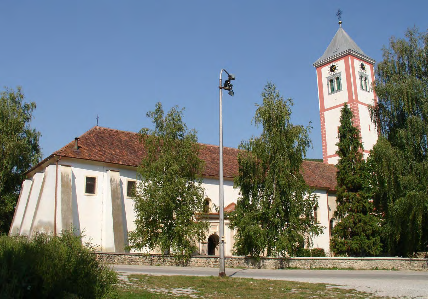 POGLED S JUGOZAPADA NA JUŽNO PROČELJE