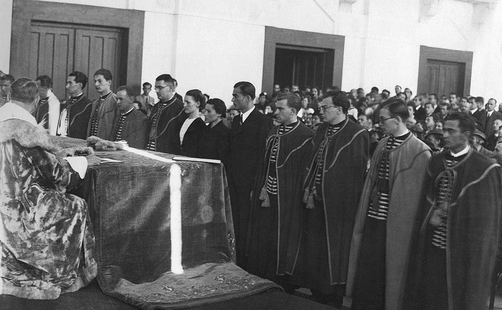 VISSZAEMLÉKEZÉSEK 149 A doktoravatás (A kép bal oldalán Dávid Lajos professzor ül, a jobb oldalon az avatottak között az első Szénássy Barna) 1938-ban a Felvidéket és Kárpátalját, a bécsi döntés
