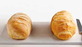 Hagyományos PlusSteam Szemmel látható a különbség a PlusSteam funkciós és a hagyományos multifunkciós sütőben sült kenyér között.