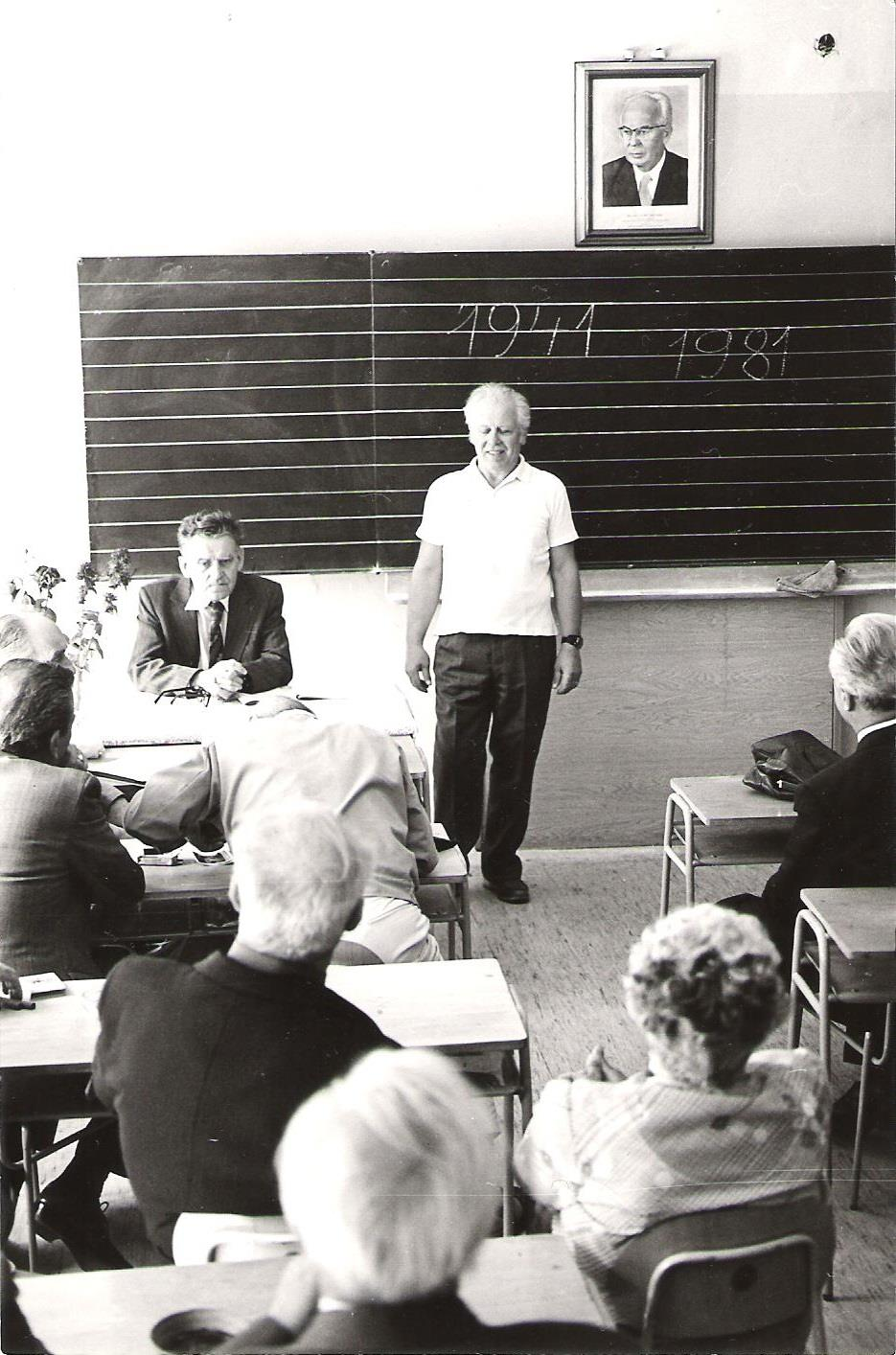 Osztálytalálkozó Szenc A fénykép keletkezésének éve: 1981 Cséplő Ferenc Ez volt a magyar királyi kereskedelmi iskolának a negyven éves érettségi találkozója 1981- ben Szencen, amelyet én vezettem.