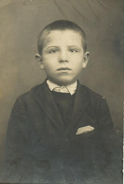 Másodikos kisdiák Taksony A fénykép keletkezésének éve: 1928 Cséplő Ferenc Sokgyermekes magyar református vasutas családból származom. A kilencedik voltam a tizenegy közül.