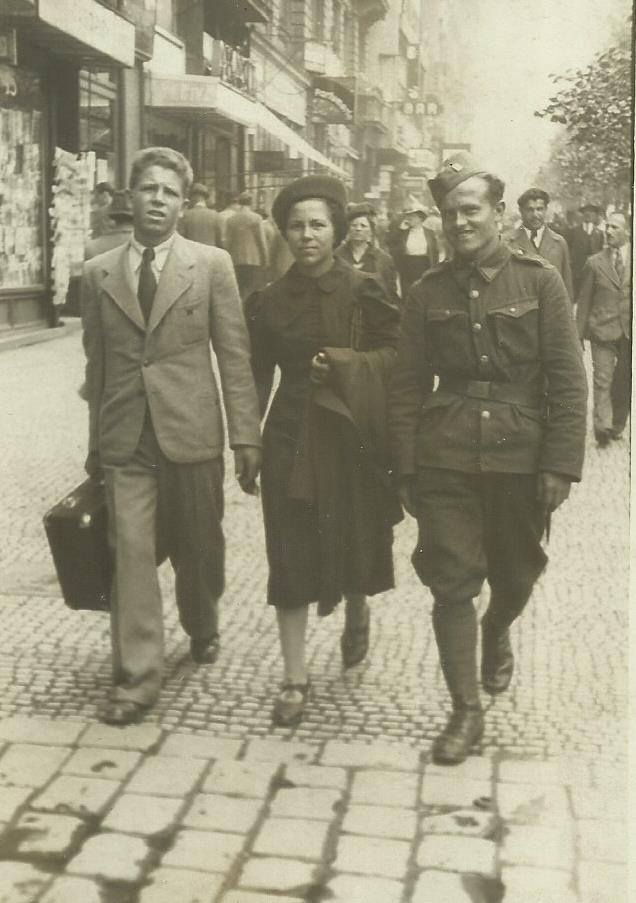 Testvérek Prága A fénykép keletkezésének éve: 1937 Cséplő Sándor és Lenke 1937 őszén iratkoztam be a kereskedelmi akadémiára Pozsonyba, de az első évfolyam után, 38 nyarára kezdődtek a politikai