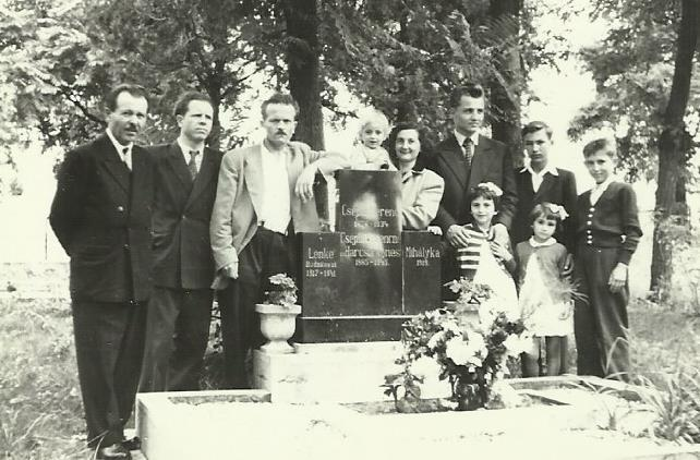 Szüleim sírjánál Réte A fénykép keletkezésének éve: 1952 Cséplő Ferenc, István és Sándor 1934-ben édesapámat rák miatt megoperálták, és ez úgy elromlott neki, hogy július közepén meghalt, úgyhogy