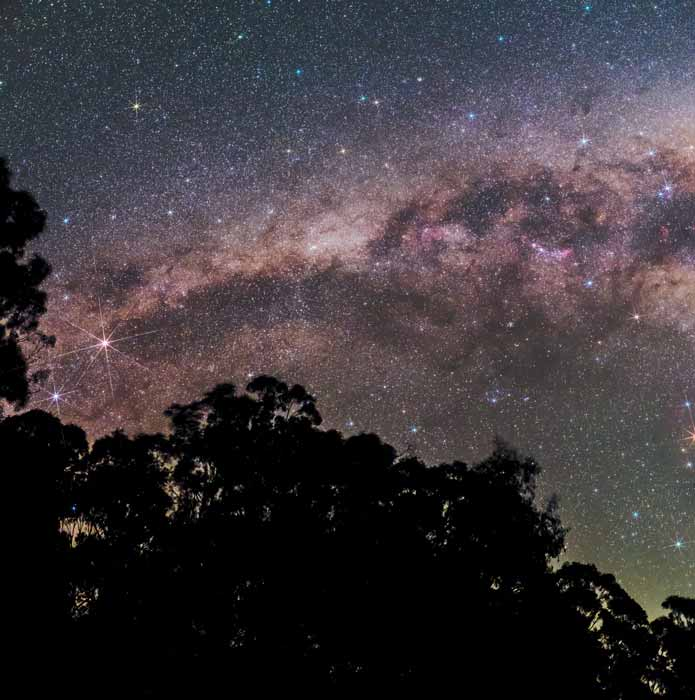 GALAXISUNK DÉLI ÍVE Szabad szemmel szemlélve, fényszennyezéstől távoli területen a Tejút halvány, felhőszerű sávként metszi keresztül az éggömböt, amely a kozmosz egyik legnagyszerűbb látnivalója.
