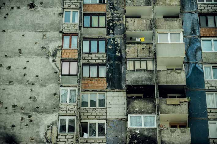 SZARAJEVÓI LAKÓTELEP, ahol a legsúlyosabb harcok dúltak a három és fél évig tartó ostrom idején A történtek fő felelőseként megnevezett Radovan Karadzić boszniai szerb elnököt és Ratko Mladić
