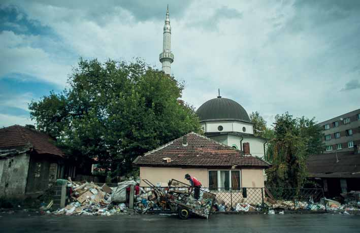 A korrupció rendkívül magas, a fizetések pedig alacsonyak. Jellemző, hogy az átlagember az öltözködését is hitelből oldja meg.