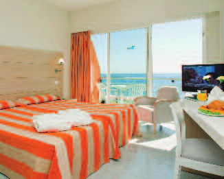 102 Hotel sant Jordi Ár: 277. old. FEKVÉSE: családias, hatemeletes szálloda Playa de Palman, a lassan, fokozatosan mélyülô, finom homokos tengerparton, a strandtól csak a pálmafás sétány választja el.