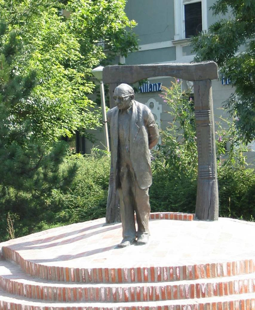 Karcag város főterén áll Németh Gyula (1890-1976) akadémikus, turkológus szobra, aki a város