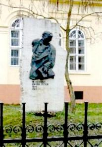 A nyelvtudós emlékköve Karcagon a Múzeumkertben (1993). Domborműves emléktábla Budapesten a Bartók Béla u. 52.