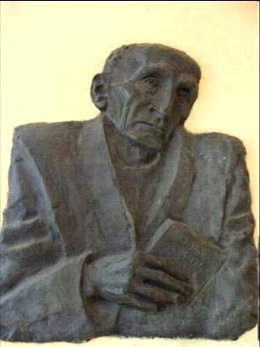 Karcag neves orvosa volt. (mellszobor a Karcagi Városi Kórház előcsarnokában 1981).