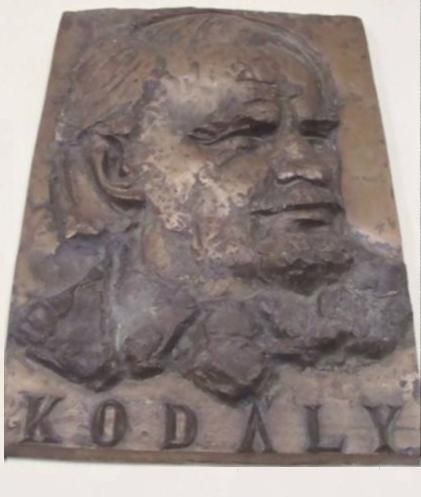 Petőfi, Arany Liszt, és Kodály reliefje a