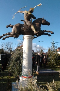 Attila hun király bronz lovasszobra.
