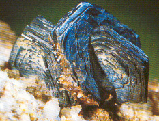 A legfontosabb oxidok Jég - H 2 O; hexagonális Spinell MgAl 2 O 4 ; köbös Magnetit Fe 2+ Fe 3+ O ; köbös 2 4 Kromit - FeCr 2 O