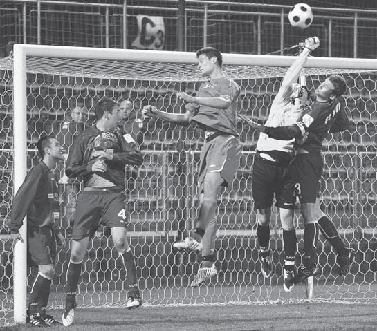 SENČAN január 2010 ŠPORT 15 Futbalisti v domácich PODMIENKACH ZIMNÉ MEDAILY pre mladého plavca Ďalšie medaily si vyplával Alexander Rekoš (12).