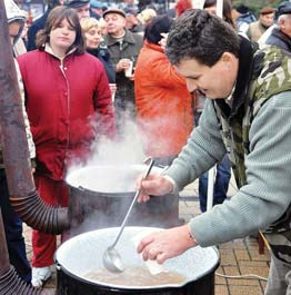 4 ZAUJALO NÁS SENČAN január 2010 František Šušla (vľavo) sa so svojím tímom mal čo oháňať. Ako však povedal, dva dni roboty stáli za spokojnosť návštevníkov.