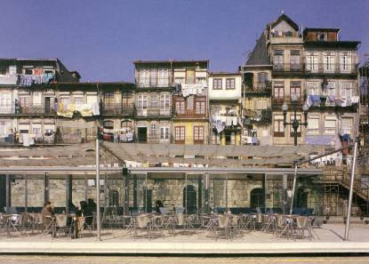 A megtalált egyensúlyi helyzetek (kontextúrák) megtartása, Porto/P- Douro parti kávézó 1994 Cristina Guedes és Francesco Vieira de Campos, és erősítése az építészet és