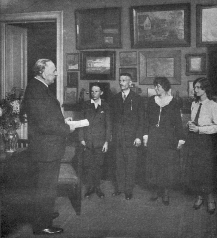 és 1920 között pedig az elnöke volt. 1899-től a Kisfaludy Társaság tagja volt. 1899-től az MTA levelező, 1910-től rendes, 1914-től pedig tiszteletbeli tagjává választják.