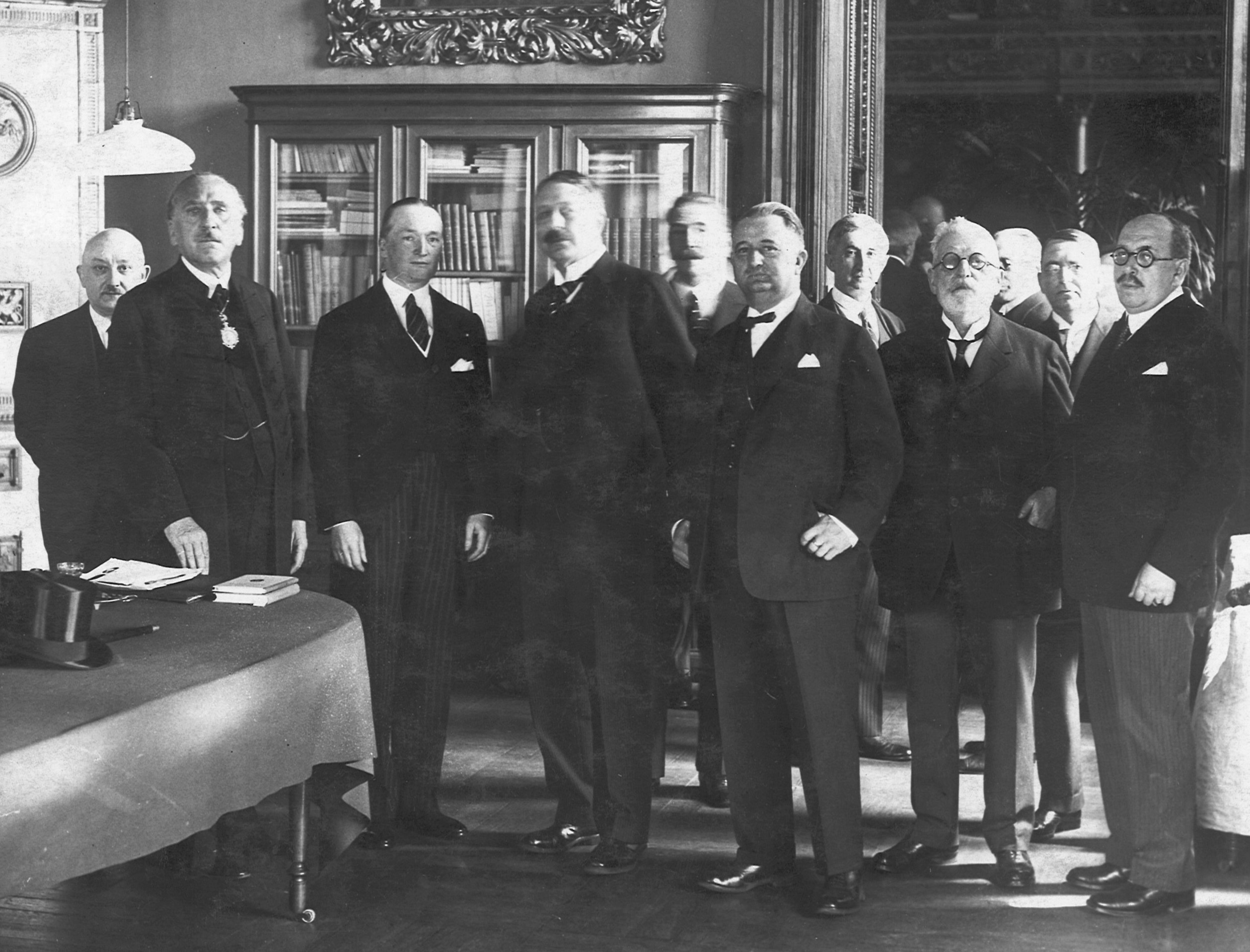 Zsolt, Hertelendy István, Kárpáti Aurél, Lázár Mária, Németh Árpád, Rózsahegyi Kálmán, Stella Adorján, Szüllő Géza, Tolnay Klári és dr. Vlassics Gyula) írt emlékezéseket Herczeg Ferencről. A II.