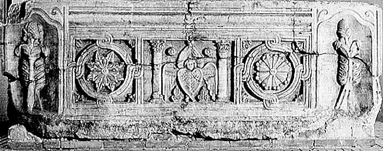 Compito n. 6 Nel testo da completare collegato a questo compito si può leggere di un importante tipo di oggetto del culto dei morti. 6. a) Completare il brano con le espressioni adatte.