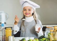Prăjituri cu nuci și curmale Diós-datolyás szeletek Ingrediente (4 Porţii): 150 g unt 3 linguri ulei de floarea-soarelui 55 g zahăr 3 linguri miere 1 portocală, coaja rasă 100 g curmale uscate tocate