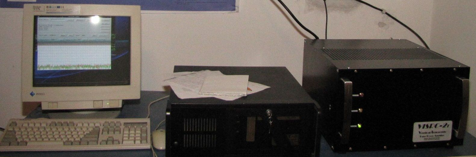 32. ábra. A bal oldalon a vertikális szondázásra szolgáló antennapár egyike, a jobb oldalon pedig az AIS INGV digitális ionoszonda berendezés. 3.3.3. VISRC 2, Széchenyi István Geofizikai