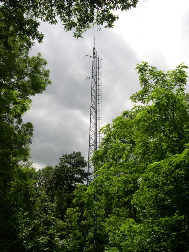 34. ábra. A Széchenyi István Geofizikai Obszervatóriumban található antenna pár. 3.4. Doppler-eltolódáson alapuló mérőhálózat A prágai Institute of Atmospheric Physics (IAP) intézet egy speciális