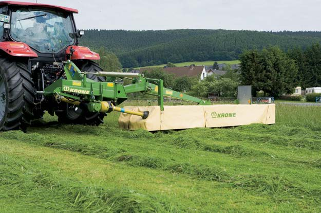KRONE EasyCut 360 és 400 nagy munkaszélességű függesztett kaszái kedvező árfekvésű, meggyőző gazdaságosságú megoldást jelentenek.