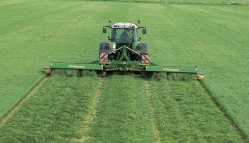 EasyCut 280 CV-Q, 320 CV-Q, 280 CRi-Q 2,8 és 3,2 m munkaszélességű acél verőujjas és 2,8 m munkaszélességű gumihengeres szársértővel szerelt kaszák EasyCut 28 M, F 320 M, 28, 28 P, 32, 32 P Elöl