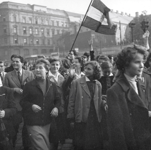 Tüntető egyetemisták vonulnak a Tanács (ma Károly) körúton A sztálinista évek bizonyos "attrakciói" mégis megkívánták a külföldi újságírók jelenlétét.