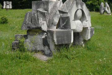 factură modernistă, pentru ca mai târziu să abordeze un discurs contemporan.