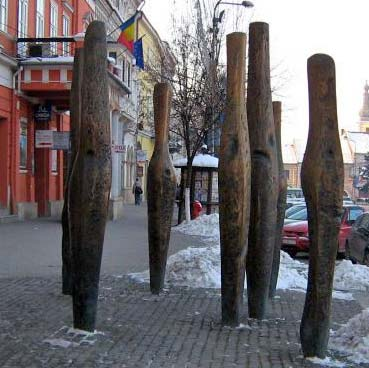 Liviu Mocan, Stâlpii împuşcaţi, bronz, 2003, Cluj-Napoca, Piaţa Unirii, foto Ruxanda Beldiman Exp.