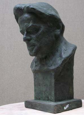 altfel, titlurile lucrărilor sale fac deseori trimitere la lumea rurală. Este interesat şi de portret fie în bronz, fie în lemn. Constantin Nicolin, George Enescu, bronz Exp.