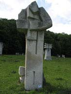 SĂLIŞTE Sergiu, 25.08.1947, Orleşti, jud. Vâlcea. Studii: 1969 1974, IAP Bucureşti, Secţia sculptură, cu Paul Vasilescu. Profesor de sculptură la Liceul de Artă din Râmnicu Vâlcea. Premii: 2003, pr.