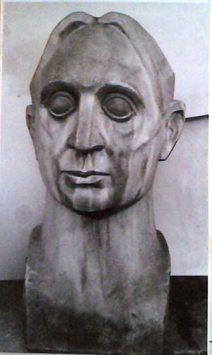 din Băbeni; 2008, Râmnicu Vâlcea, George Ţărnea, bronz; 2009, Râmnicu Vâlcea, Tache Ionescu. Simpozioane: 1975, Măgura Buzău [cat., pref. Ion Brăduţ Covaliu], Meditaţie, piatră; 1976, Arcuş [cat.