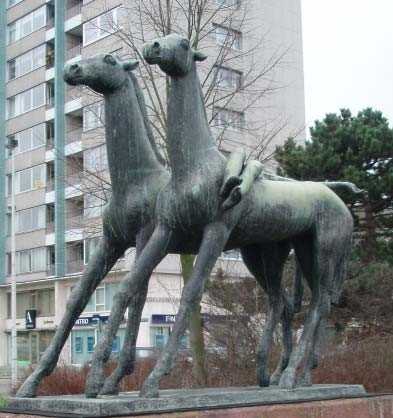 Exp. personale: 1996, Bucureşti, Gal. Orizont. Exp. colective: 1990, Paris, exp. Asociaţiei Artistes à la Bastille ; 1992, Erlangen, Germania, Gal.