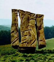 Carmen Tepşan, Compoziţie, lemn, 1985, Sălişte, foto IIA Exp. colective: 2006, Japonia, Aeroportul Miyazaki, 2008, Guatemala City, Bienala de sculptură; Zhengzhou, China, exp.