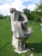 USINEVICIU Alexandru, 1950. Studii: Absolvă în 1975 IAP Bucureşti. Sculptor şi creator de bijuterii stabilit în SUA. A.U. îmbină într-o formulă originală modernitatea şi tradiţia.