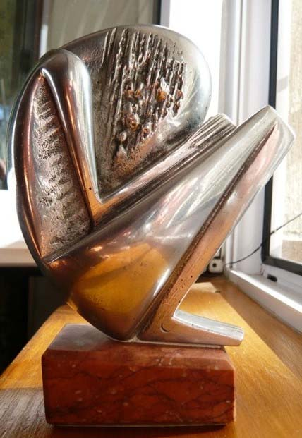 pentru care modelul lui Brâncuşi avea încă autoritate primordială. De altfel, îi şi dedică una dintre lucrările produse în taberele de sculptură (Omagiu lui Brâncuşi, Măgura, 1977).