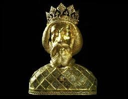 G) Melyik Árpád-házi uralkodónk ereklyetartóját látjátok a képen, kinek az uralkodása idején került sor a szentté avatására?.. Kiket avattak szentté a XI. században?.. Milyen üzenete volt a XI.