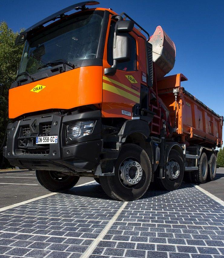 A Bouygues SA nevű francia gyártó strapabíró paneljeiből álló első útszakasz októberben készült el Normandiában, ahol a 2800 négyzetméteres felület a maga 280 KW-os csúcsteljesítményével képes lehet