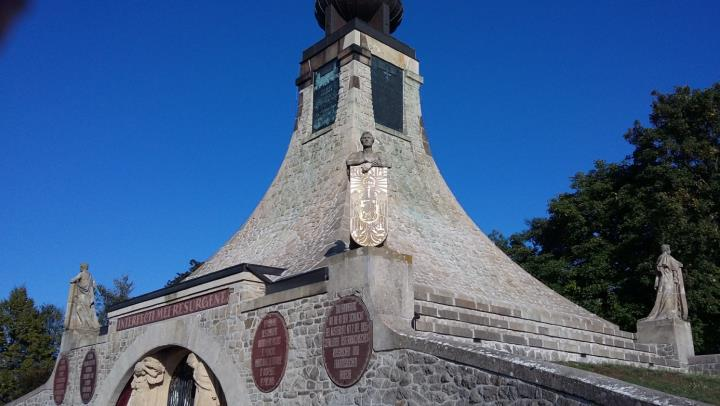 A buchlovicei kastély Utunk következő állomása a buchlovi vár volt. Az ódon várfalak, a kivételesen mély várárok, a szép ívű és épen maradt bástyák a középkor levegőjét árasztják.