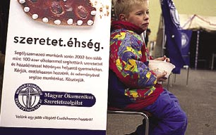 Karácsony Christmas Karácsony A 2003-as végén is elindult a Segélyszervezet hagyományos Országos Adventi Adománygyujtõ Kampánya.