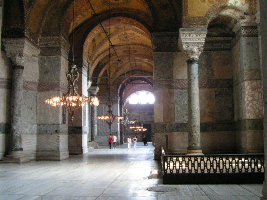 Hagia Sophia Szobrok csak az oszlopfőkön, ereklyetartókon és kőkoporsók díszítőszobrászatában kaptak helyet.