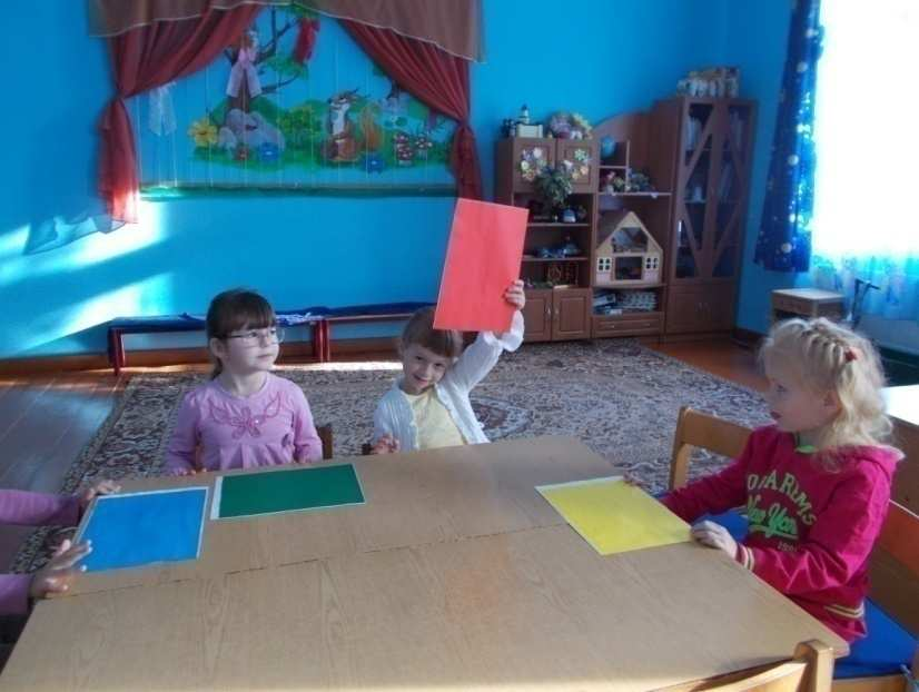 Szótár: fehér білий fekete чорний piros червоний zöld зелений kék синій sárga жовтий barna коричневий milyen? який? Leírás: A gyerekek az óvónővel közösen megtanulják a mellékelt kiszámolót.