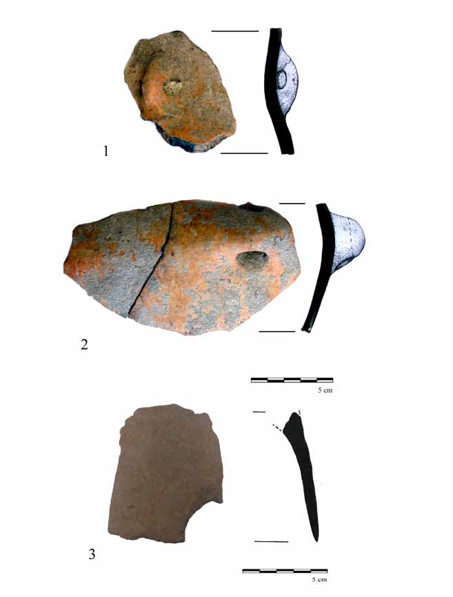 Késő neolitikus település Tiszatardosról (Borsod-Abaúj-Zemplén megye) 105 10. kép. 1 3. Edénytöredékek a neolit gödör anyagából. 1: korsó; 2: amfora alakú edény; 3: csőtalpas tál. (Fotó: L.