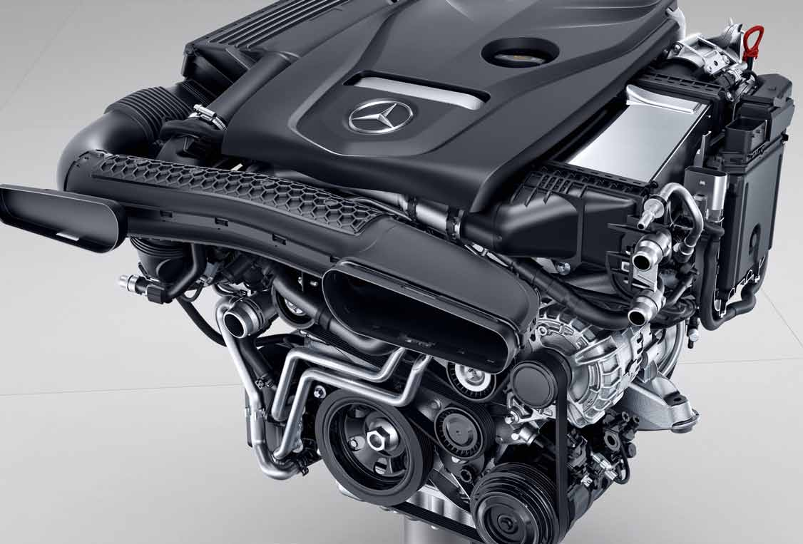 32 SLC 300 A négyhengeres benzinmotor 180 kw (245 LE) teljesítményt és 370 Nm maximális forgatónyomatékot ad le.
