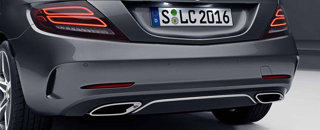 37 A pálya hangja. A sport-kipufogórendszer. Az SLC sportosra hangolt kipufogórendszere lélegzetelállító motorhanggal fokozza a roadsterélményt, kívül-belül.